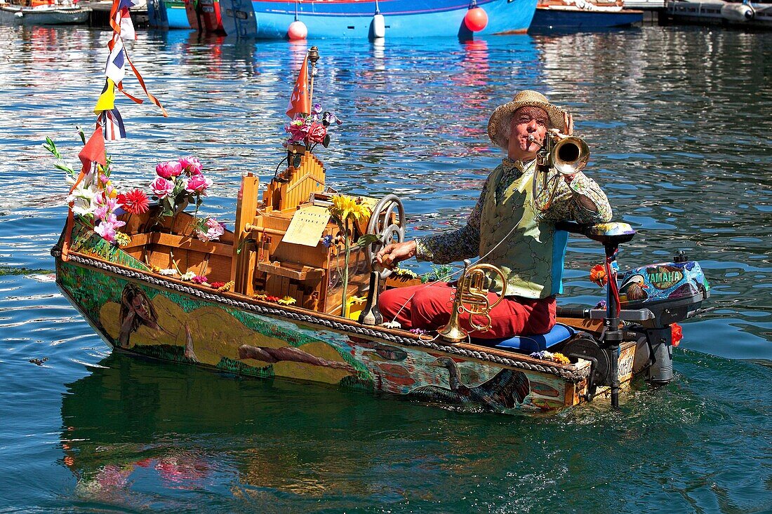 France, Finistère, Brest, ATMOSPHERE Reinier Sijpkens and his Muziekboot, a tiny walnut shell International Maritime Festival Brest 2016\n