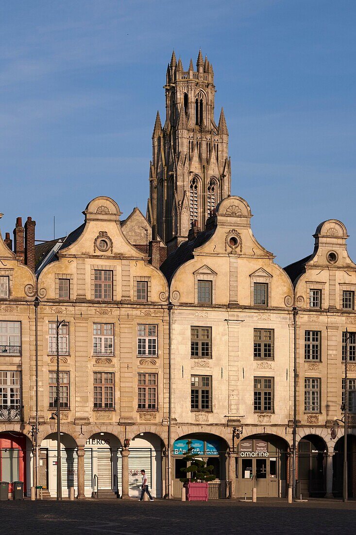 Frankreich, Pas de Calais, Glockenturm der Kirche St. Jean Baptiste mit Blick auf die typischen Häuser des Platzes der Helden