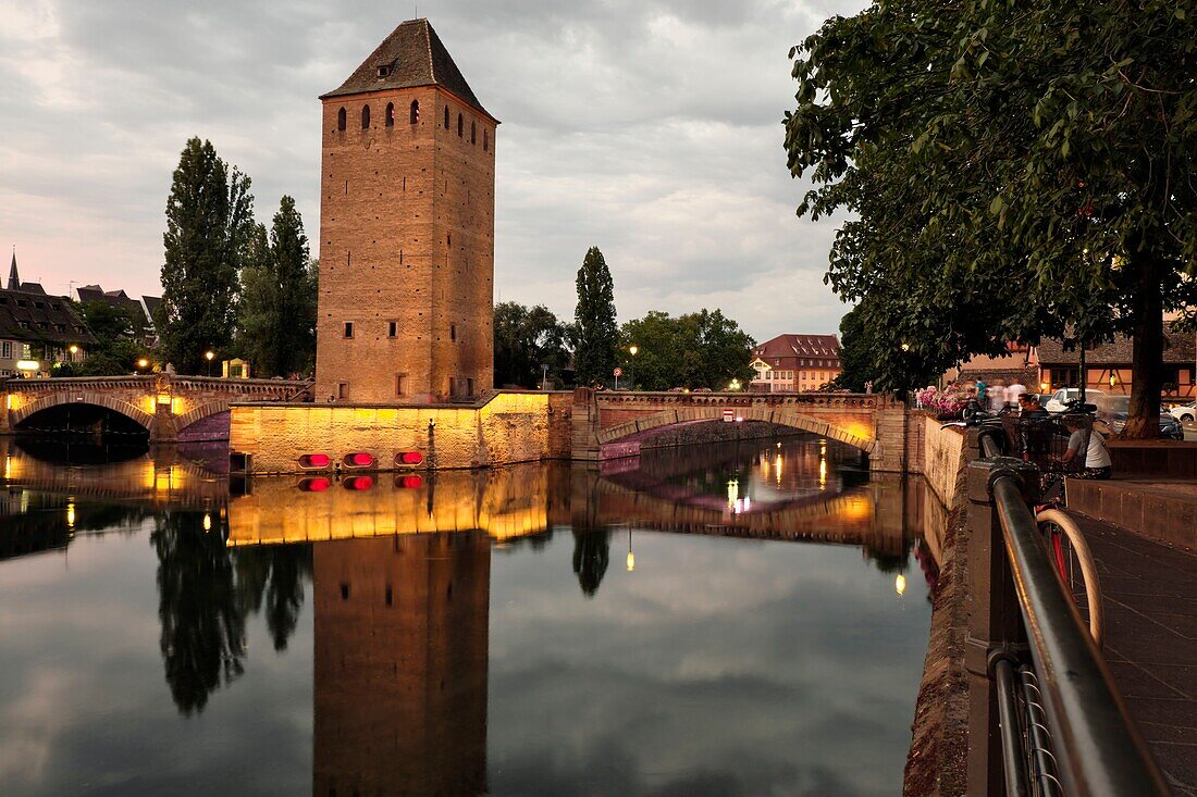 Frankreich, Bas Rhin, Straßburg, von der UNESCO zum Weltkulturerbe erklärte Altstadt, überdachte Brücken aus dem 14. Jahrhundert über den Fluss Ill, nächtliche Illuminationen