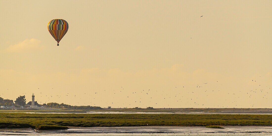 Frankreich, Somme, Baie de Somme, Le Hourdel, Heißluftballons über Le Hourdel in der Baie de Somme