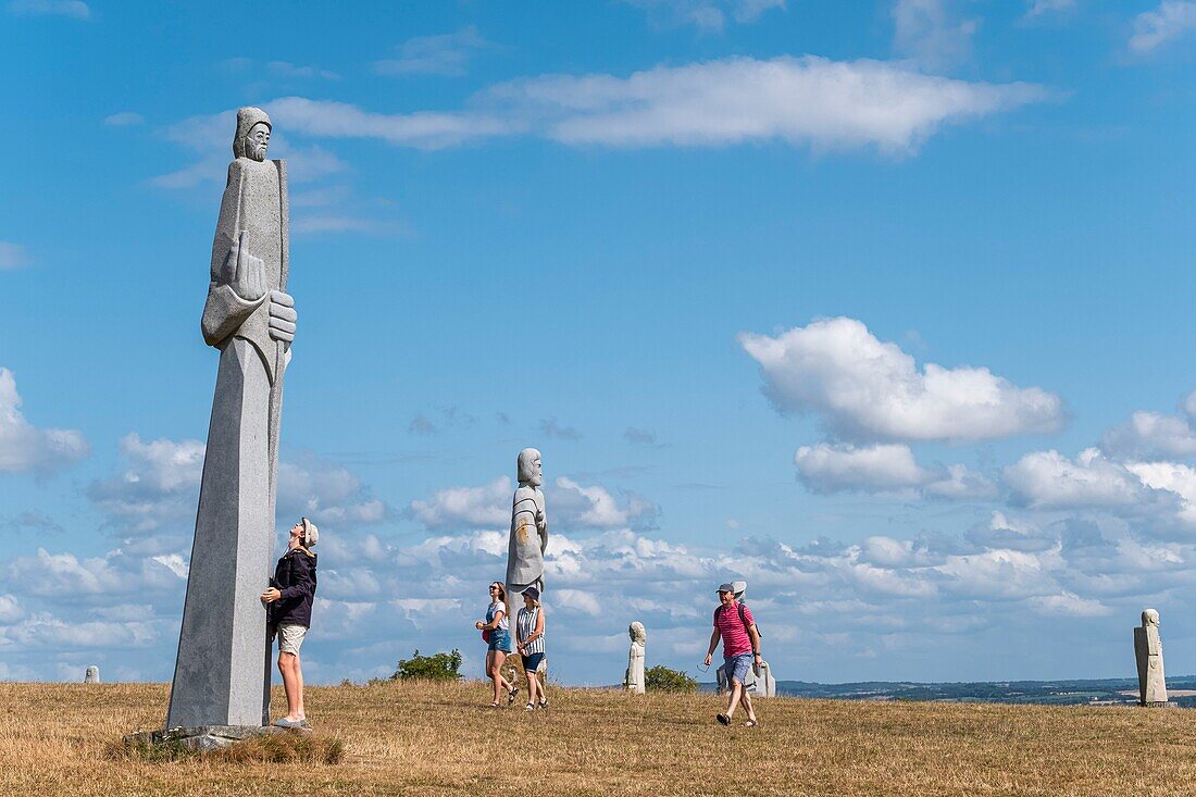 Frankreich, Cotes-d'Armor, Carnoet, das Tal der Heiligen oder bretonische Osterinsel, ist ein assoziatives Projekt mit 1000 in Granit gehauenen Monumentalskulpturen, die 1000 bretonische Heilige darstellen
