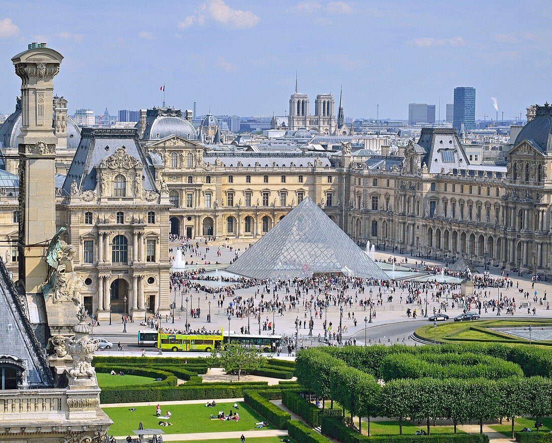 Frankreich, Paris, das Louvre-Museum und die Pei-Pyramide