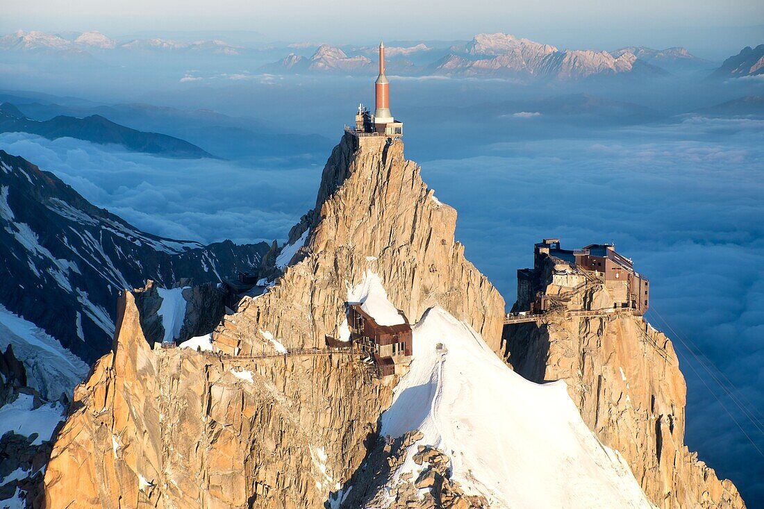 Frankreich, Haute Savoie, Chamonix Mont Blanc, Aiguille du Midi (3842m) (Luftaufnahme)