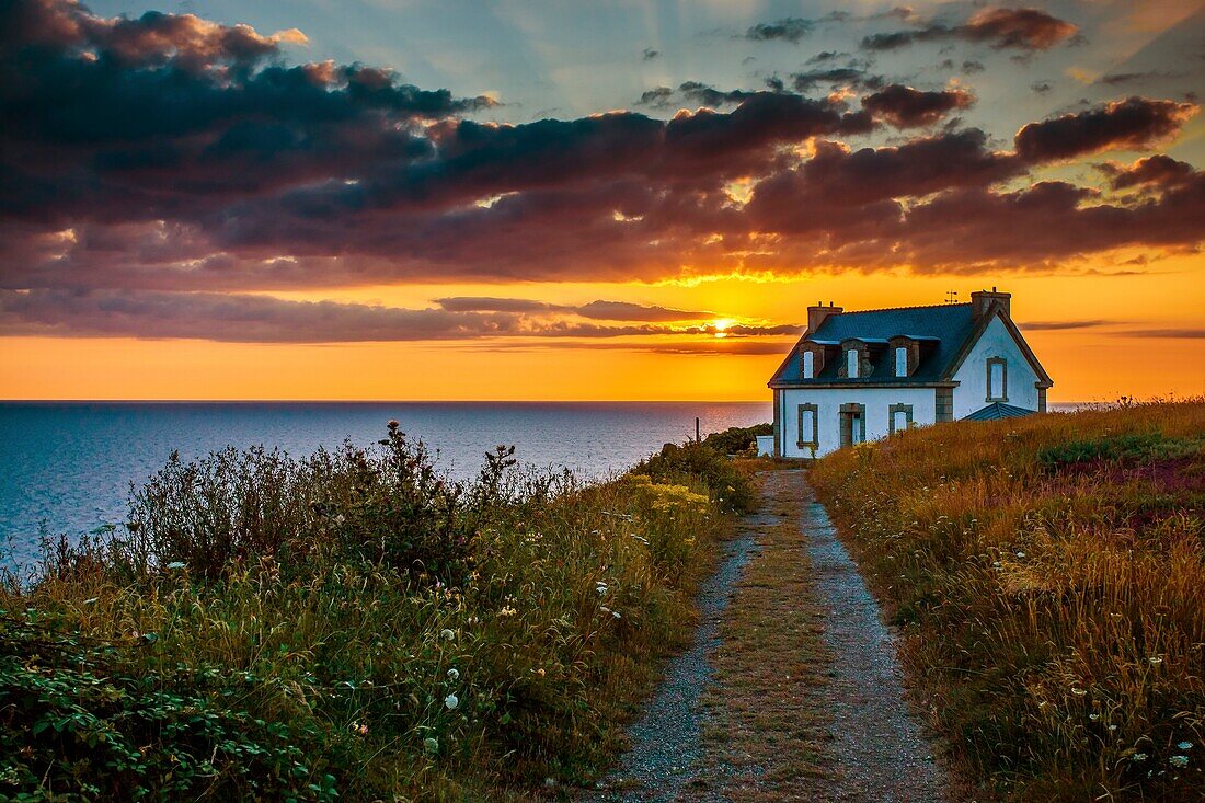 Frankreich, Finistere, Cap Sizun, Beuzec Cap Sizun, Pointe du Millier, Millier-Leuchtturm bei Sonnenuntergang