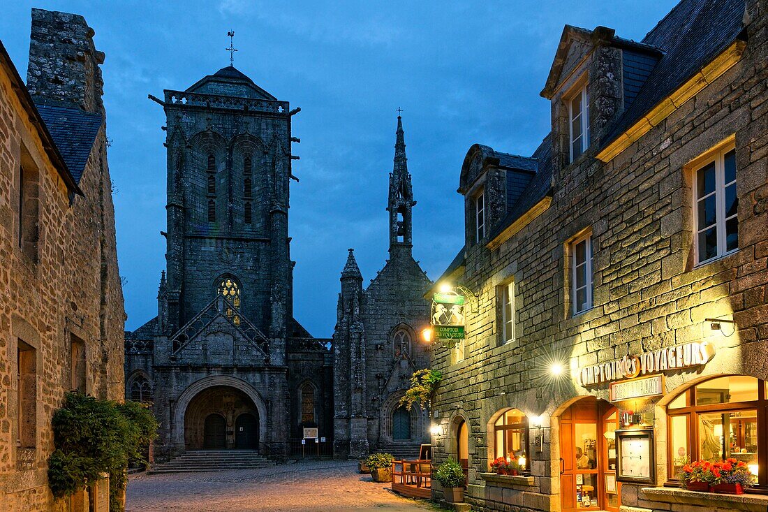 "Frankreich, Finistere, Locronan, ""Les plus Beaux Villages de France"" (Die schönsten Dörfer Frankreichs), Kirche Saint Ronan am Ende der Straße des Priorats"