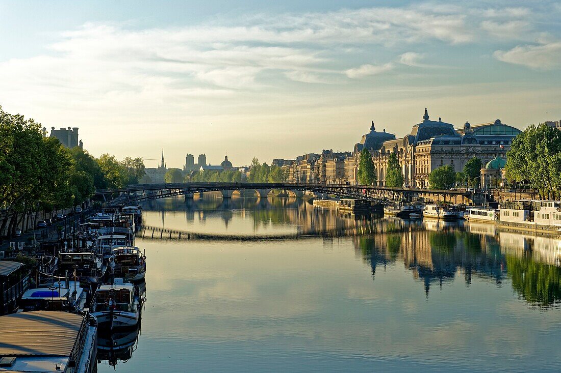 Frankreich, Paris, von der UNESCO zum Weltkulturerbe erklärtes Gebiet, Seine-Ufer, linkes Ufer, Orsay-Museum, untergebracht im Gare d'Orsay, ehemaliger Bahnhof (1898) und der Passerelle Leopold Sedar Senghor, früher bekannt als Passerelle Solferino