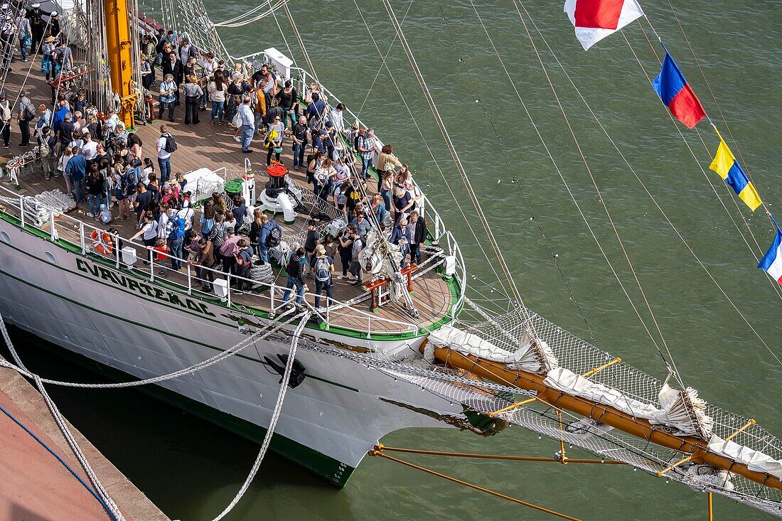 Frankreich, Seine Maritime, Rouen, Armada von Rouen 2019, Die Brücke des Segelschiffs Cuauhtémoc vom Dach des Panorama XXL aus gesehen