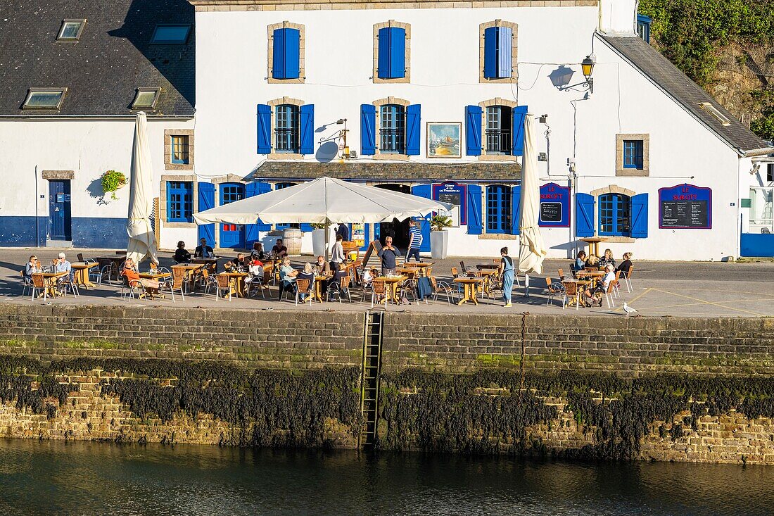 Frankreich, Finistere, Clohars-Carnoet, der malerische Fischerhafen von Doëlan, das Restaurant Le Suroît