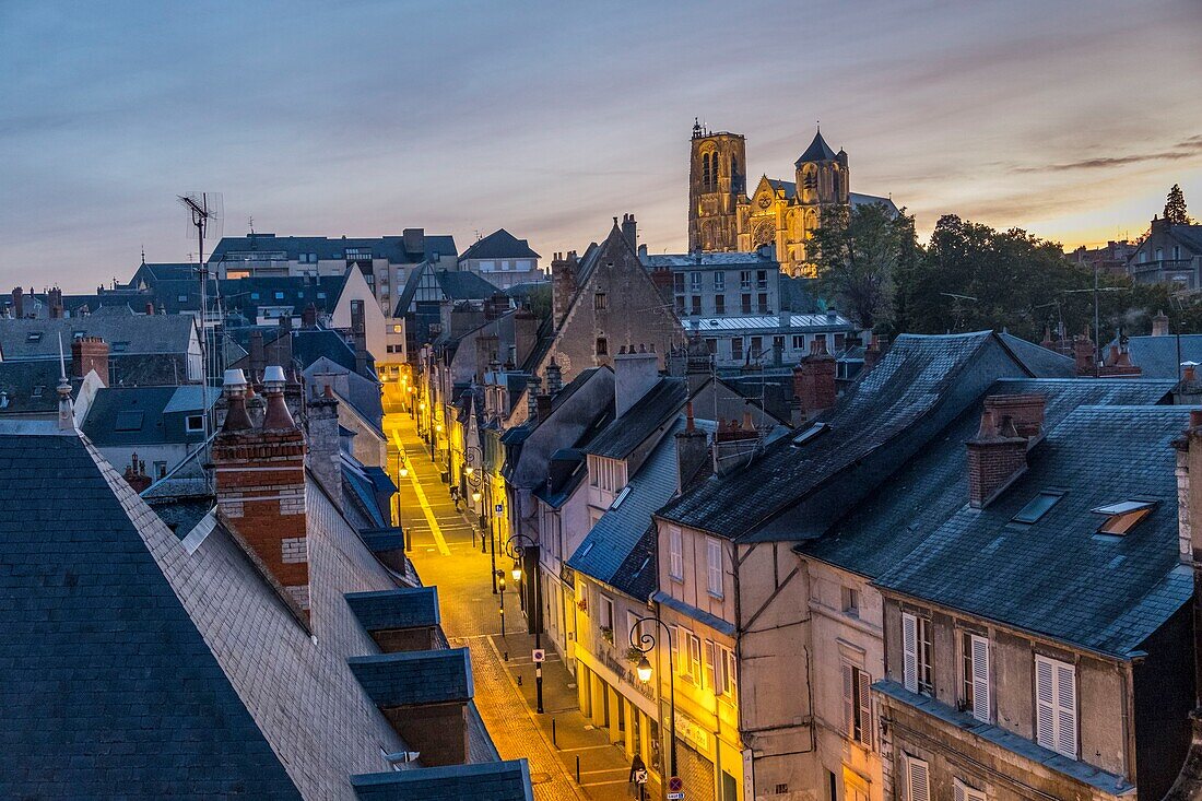 Frankreich, Cher, Bourges, Kathedrale St. Etienne, von der UNESCO zum Weltkulturerbe erklärt, Straße Auron