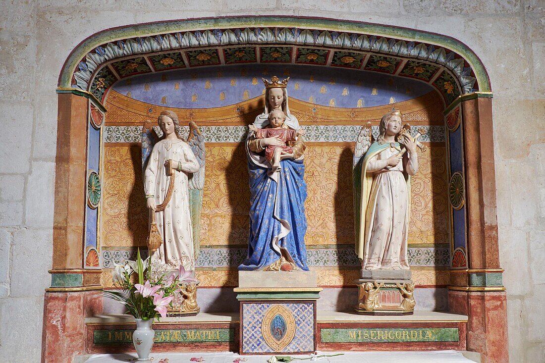 Frankreich, Vendee, Lucon, Das Innere der Kathedrale Notre Dame de l'Assomption, Statue der Jungfrau mit dem Kind, umgeben von Engeln