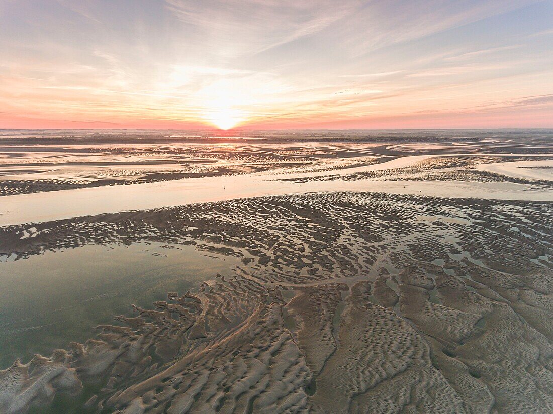 Frankreich, Somme, Baie de Somme, Le Hourdel, Die Spitze des Hourdel und die Sandbänke der Baie de Somme bei Ebbe (Luftaufnahme), der Kanal der Somme reicht bis zum Meer