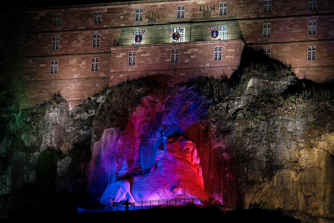 Frankreich, Territoire de Belfort, Belfort, Zitadelle, Schloss, der Löwe des Bildhauers Auguste Bartholdi, Illuminationen zum 14. Juli