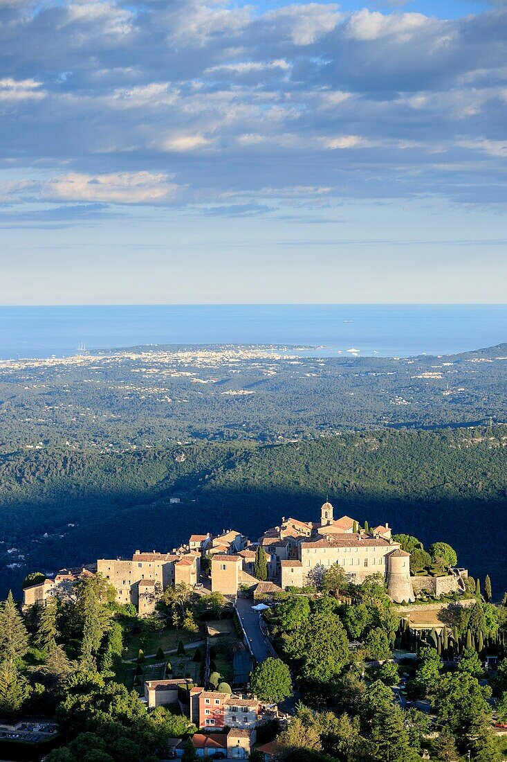 Frankreich, Alpes Maritimes, Parc Naturel Regional des Prealpes d'Azur, Gourdon, beschriftet mit Les Plus Beaux Villages de France, im Hintergrund die Küstenlinie der Côte d'Azur von d'Antibes bis Cannes