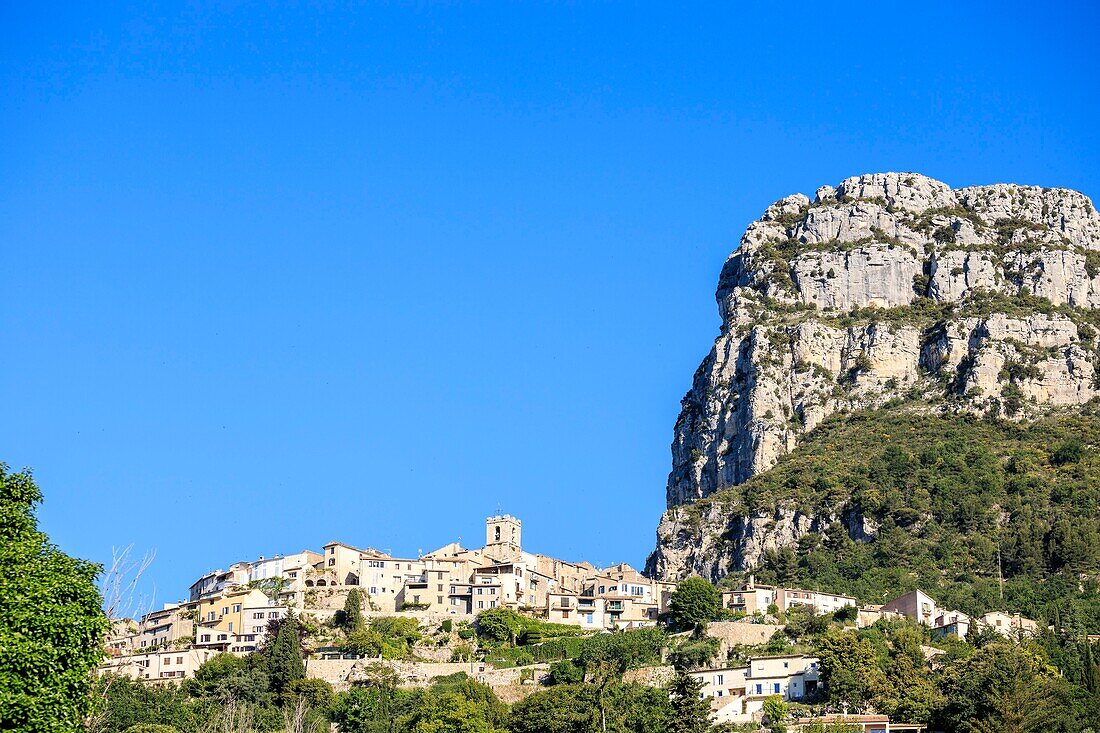 Frankreich, Alpes Maritimes, Parc Naturel Regional des Prealpes d'Azur, Saint Jeannet, überragt vom Felsen Baou de Saint Jeannet