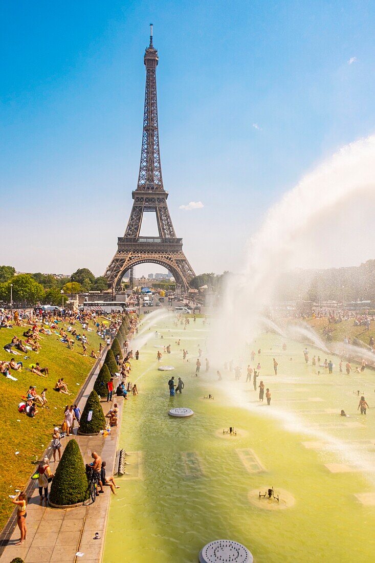 Frankreich, Paris, von der UNESCO zum Weltkulturerbe erklärtes Gebiet, die Gärten des Trocadero vor dem Eiffelturm, bei heißem Wetter, Baden und Wasserkanonen