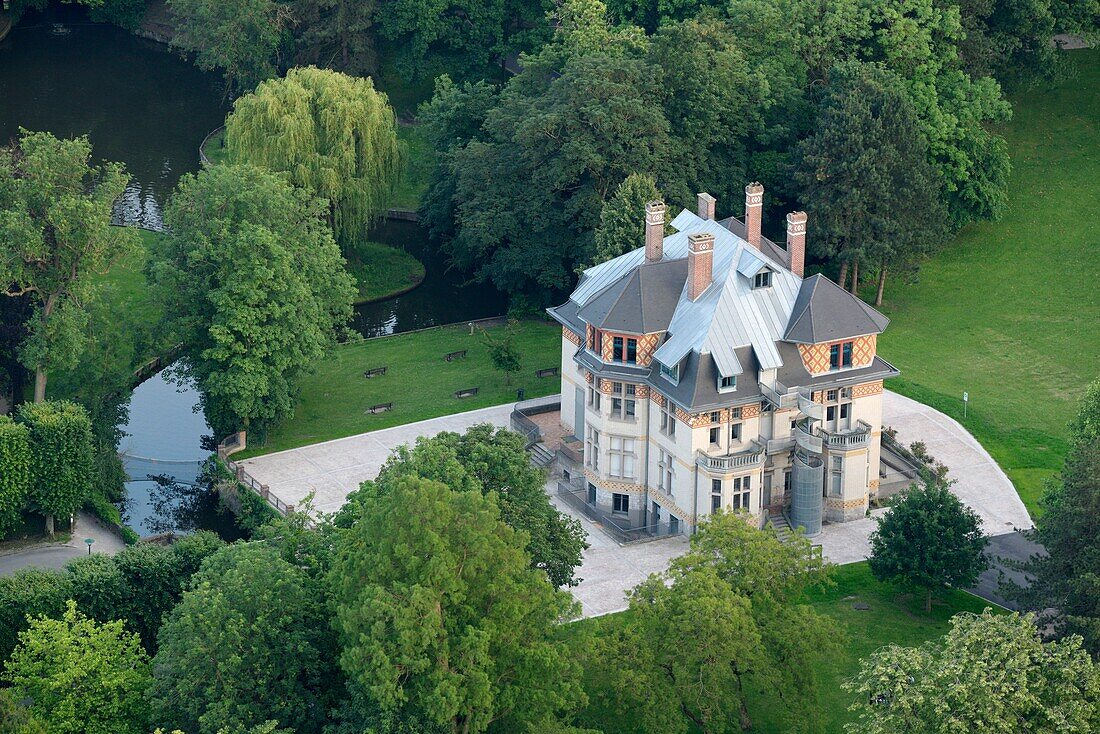 Frankreich, Nord, Roncq, das zur Stadtbibliothek umgebaute Schloss Tiberghien (Luftaufnahme)