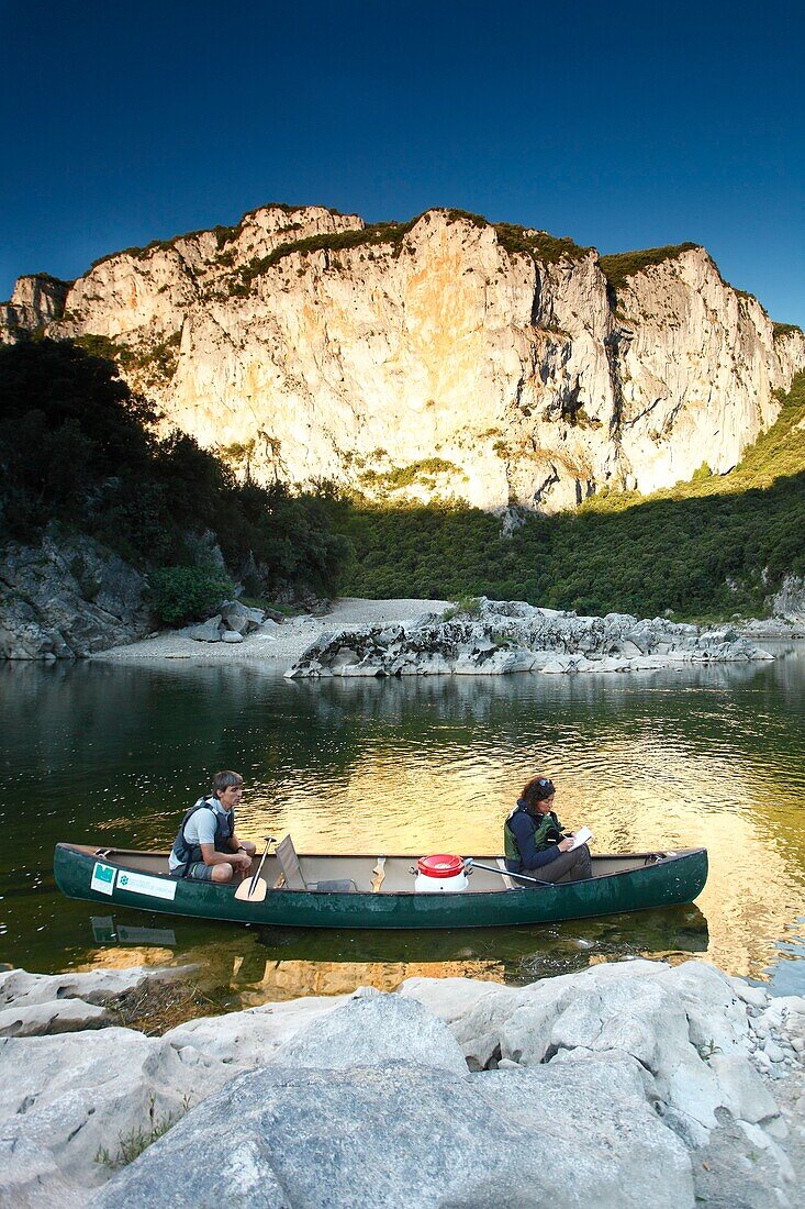 Frankreich, Ardeche, Nationales Naturreservat der Ardeche-Schluchten, Sauze, ein Gardist des Naturreservats hält seine Morgenwache auf einem Kanu in der Ardeche-Schlucht