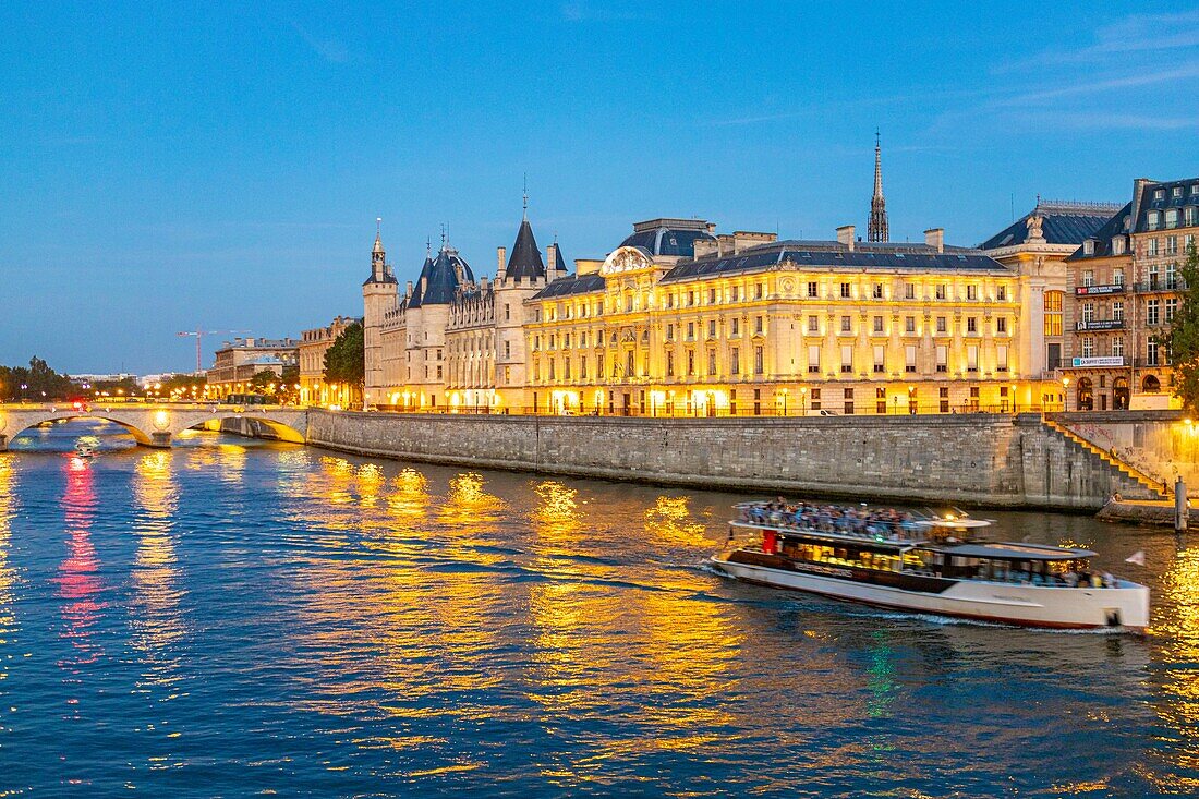 Frankreich, Paris, von der UNESCO zum Weltkulturerbe erklärtes Gebiet, die Conciergerie und ein Flugboot