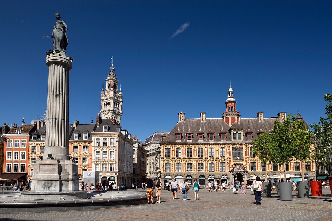 Frankreich, Nord, Lille, Place du General De Gaulle oder Grand Place, Statue der Göttin auf seiner Säule mit der alten Börse und dem Glockenturm der Industrie- und Handelskammer