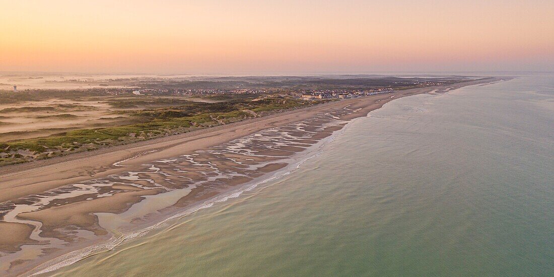 "Frankreich, Somme, Bucht von Authie, Fort-Mahon, die Dünen von Marquenterre bei Sonnenaufgang, während sich der Nebel noch zwischen die Dünen schmiegt; Blick zwischen Fort Mahon und der Baie de Somme, mit Quend-Plage im Hintergrund"