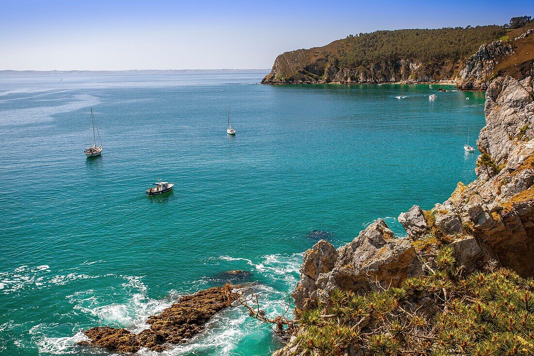 Frankreich, Finistere, Presqu'i?le de Crozon, Die Spitze von Rostudel von der Bucht der Jungferninsel in Saint Hernot