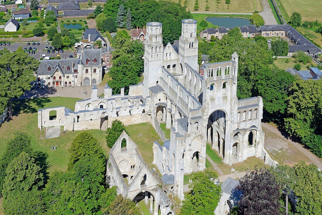 Frankreich, Seine Maritime, Jumieges, Regionaler Naturpark der normannischen Seine-Mäander, Abtei Saint Pierre (Luftaufnahme)