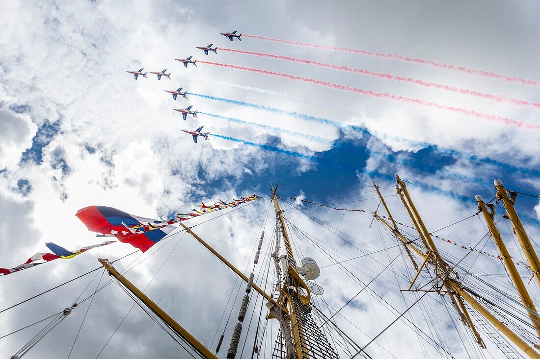 Frankreich, Seine Maritime, Rouen, Armada 2019, Patrouille Acrobatique de France (PAF) fliegt über die Kruzenshtern-Masten