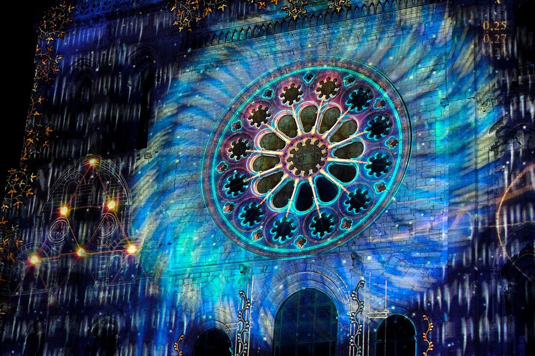 Frankreich, Eure et Loir, Chartres, Kathedrale Notre-Dame, von der UNESCO zum Weltkulturerbe erklärt, Illuminationen während Chartres en Lumieres, Westfassade