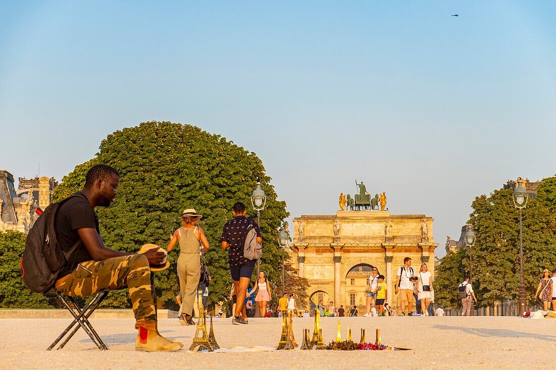 Frankreich, Paris, Garten der Tuilerien, Verkäuferin in La Sauvette