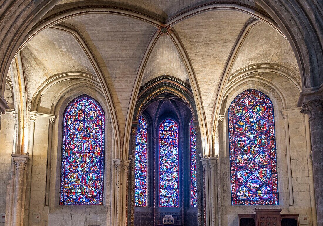 Frankreich, Cher, Bourges, Kathedrale St. Etienne, von der UNESCO zum Weltkulturerbe erklärt, Glasmalereien (13. Jh.) rund um den Wandelgang