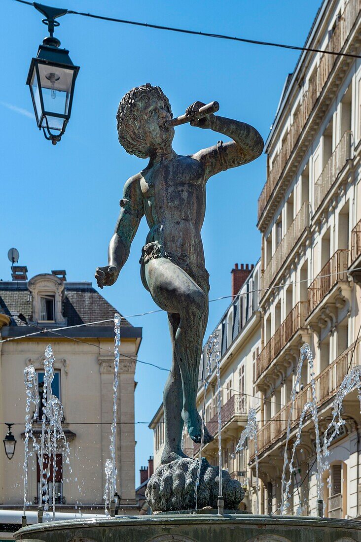 Frankreich, Savoie, Aix les Bains, Alpenriviera, der Brunnen des Flötenspielers auf der Fußgängerzone Place Carnot