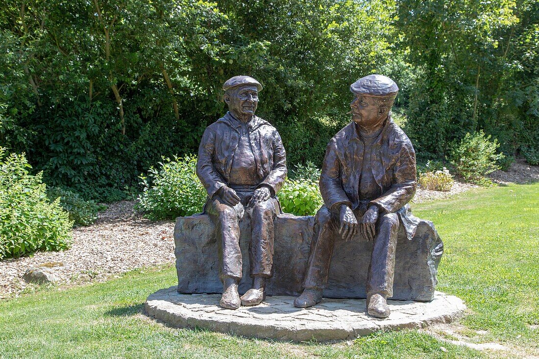 Frankreich, Manche, Halbinsel Cotentin, Cap de la Hague, Omonville la Petite, Statue von Jacques Prévert und Alexandre Trauner unter der Regie von Christine Larivière, 2016