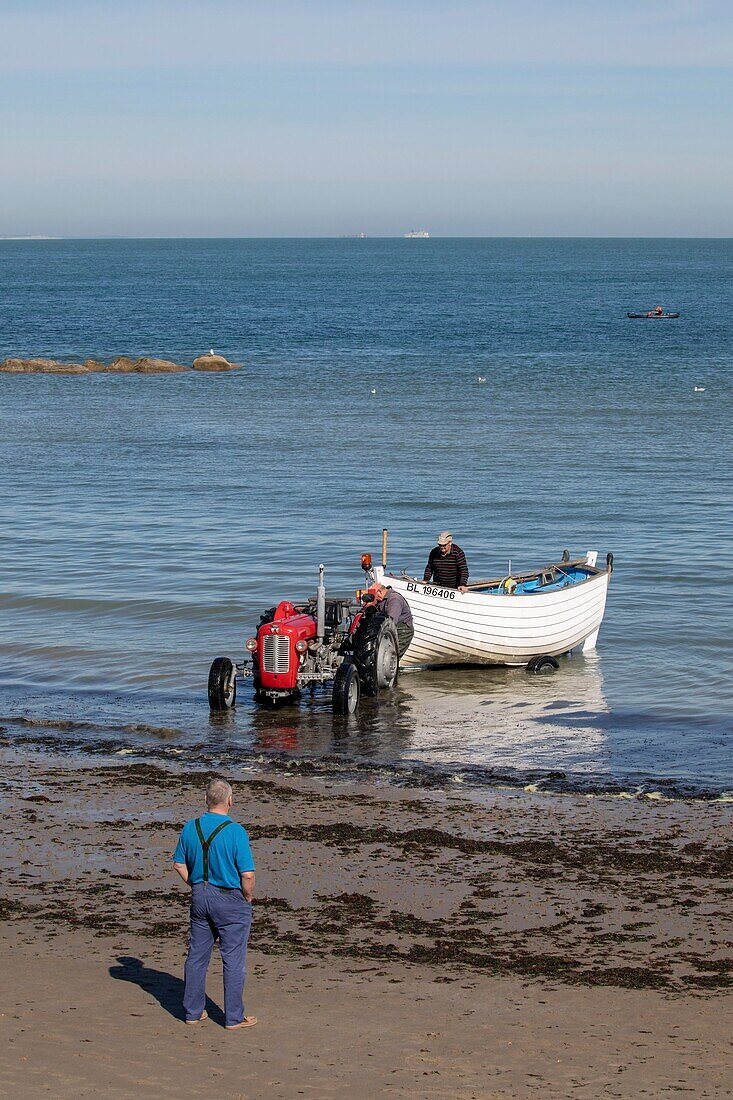 Frankreich, Pas de Calais, Audinghen, Cap Gris Nez, von einem Traktor gezogener Flobart am Strand