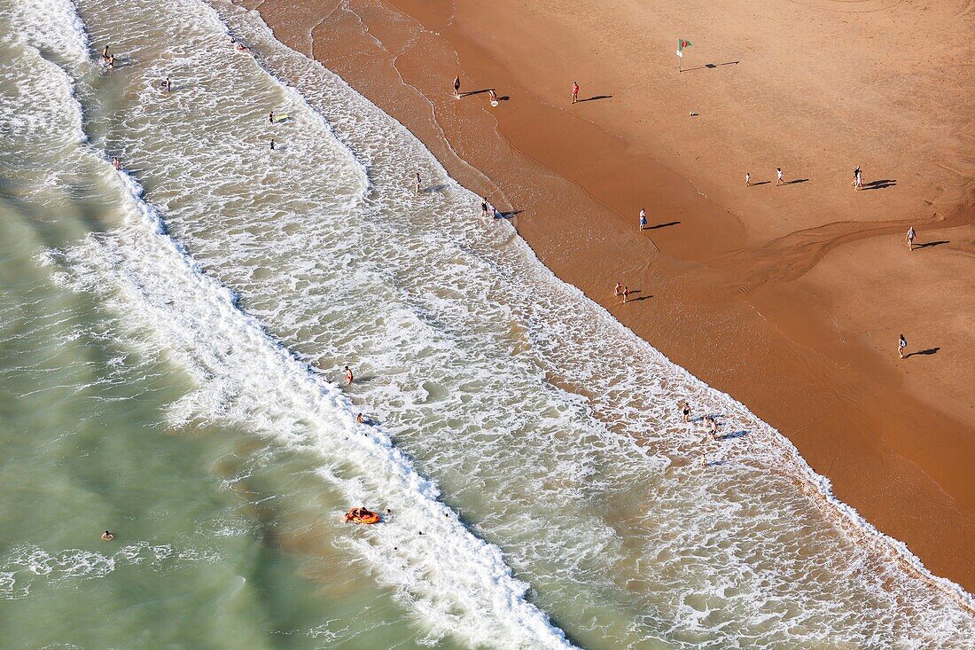 Frankreich, Vendee, La Tranche sur Mer, der Strand im Sommer (Luftaufnahme)