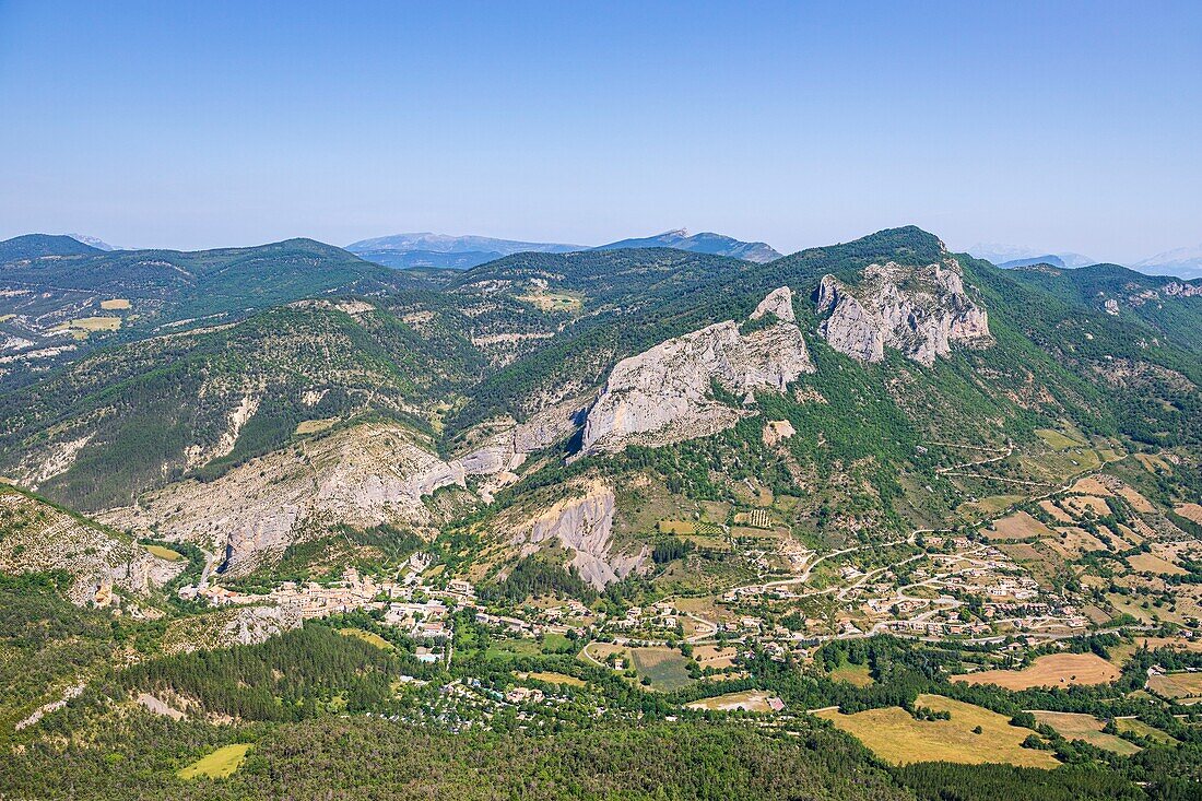 Frankreich, Hautes-Alpes, Regionaler Naturpark der Baronnies Provençal, Orpierre, das von Felsen umgebene Dorf, Klettergebiet