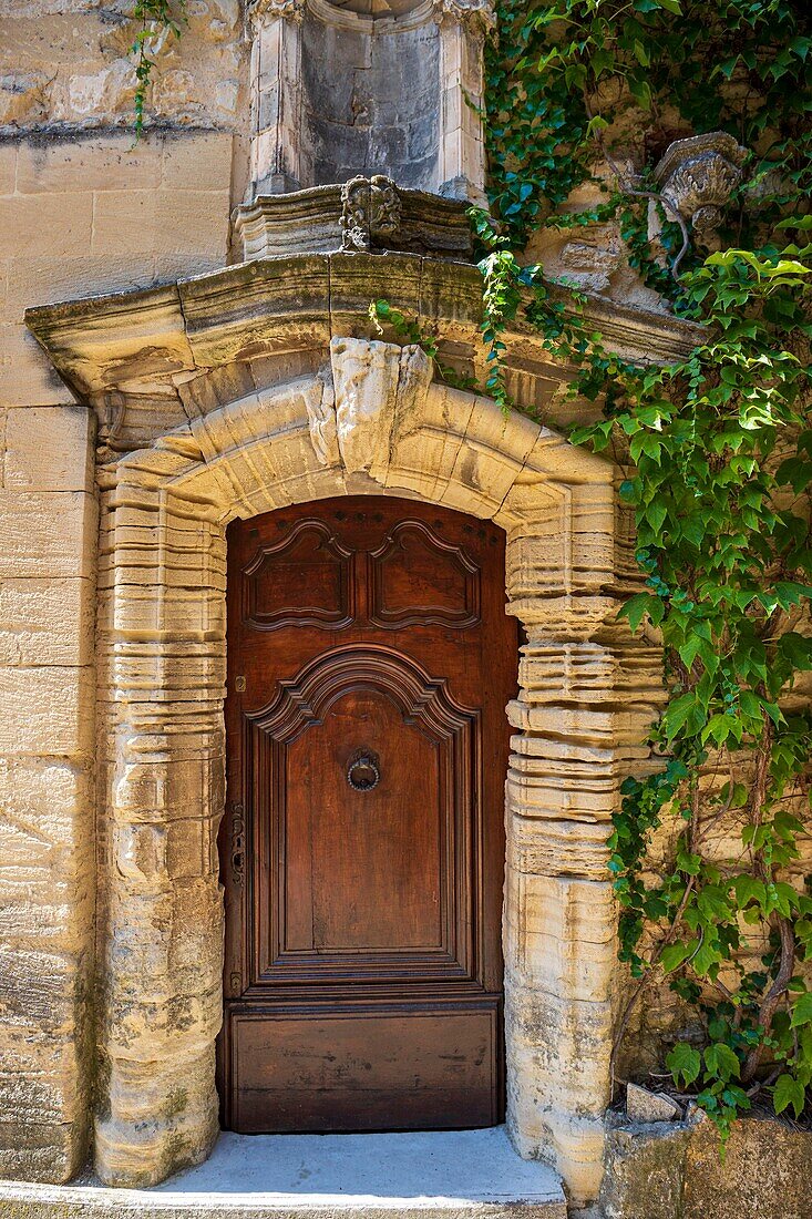 France, Vaucluse, Venasque, labellisé Les Plus Beaux Villages de France, porte d'entrée de maison du village\n
