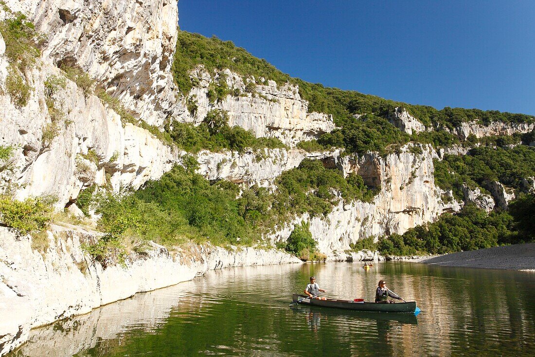 Frankreich, Ardeche, Nationales Naturreservat der Ardeche-Schluchten, Sauze, ein Gardist des Naturreservats macht seine Morgenwache auf einem Kanu in der Ardeche-Schlucht