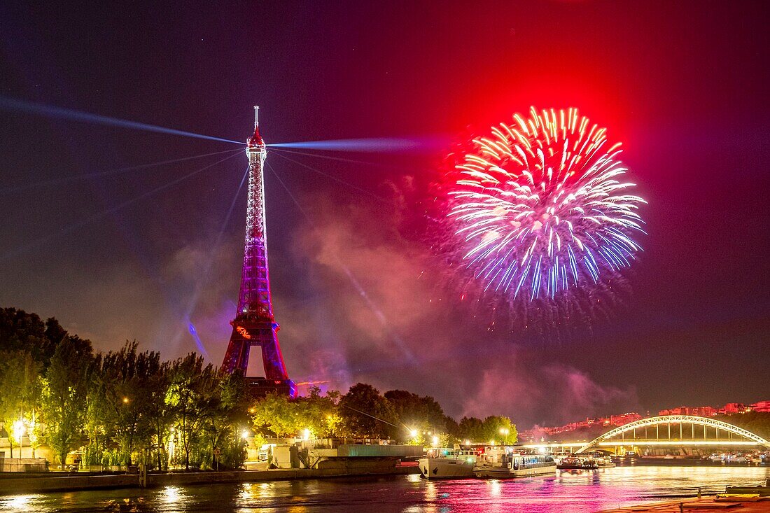 Frankreich, Paris, von der UNESCO zum Weltkulturerbe erklärtes Gebiet, Nationalfeiertag, das Feuerwerk am 14. Juli 2019 und der Eiffelturm