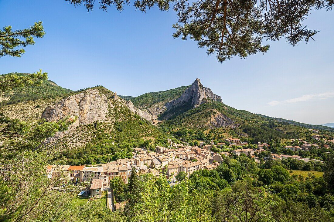 Frankreich, Hautes-Alpes, Regionaler Naturpark Baronnies Provençal, Orpierre, das von Felsen umgebene Dorf, links der Klettergarten Cliff Castle und im Hintergrund der Felsen von Quiquillon (1025 m)