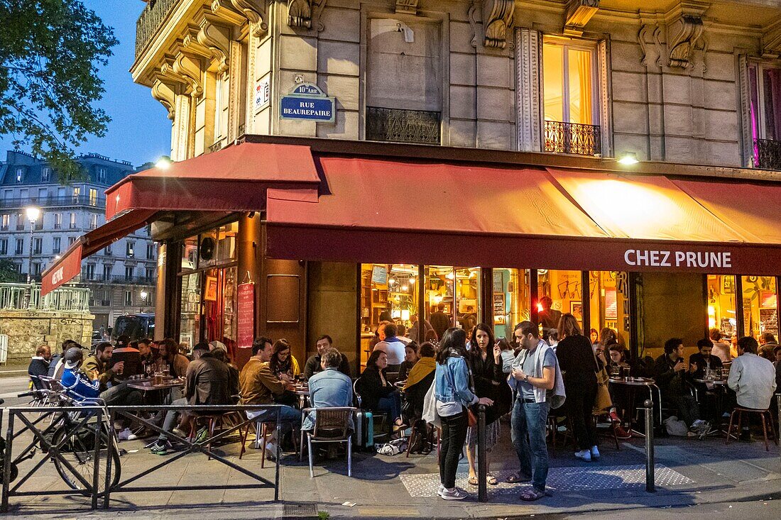 France, Paris, Canal Saint Martin, Chez Prune coffee\n