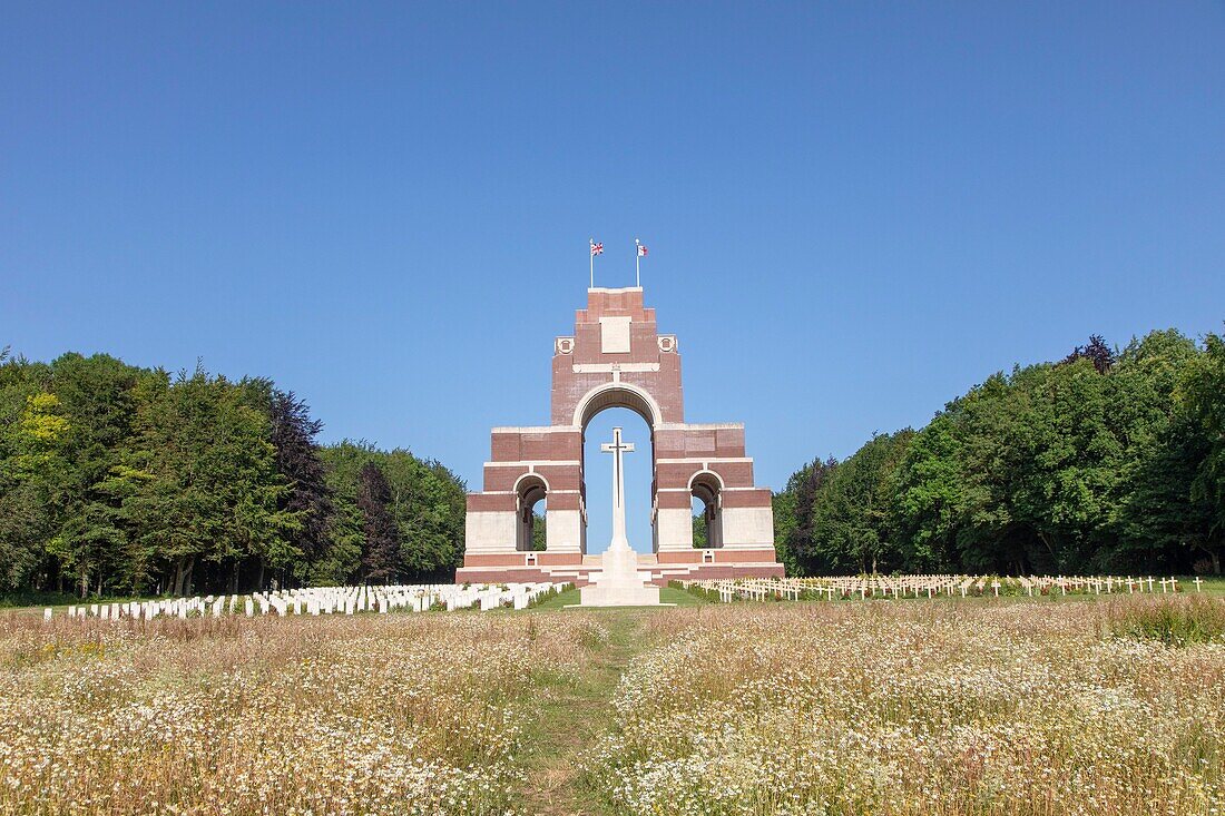 Frankreich, Somme, Thiepval, britisch-französisches Denkmal zur Erinnerung an die britisch-französische Offensive in der Schlacht an der Somme 1916, französische Gräber im Vordergrund