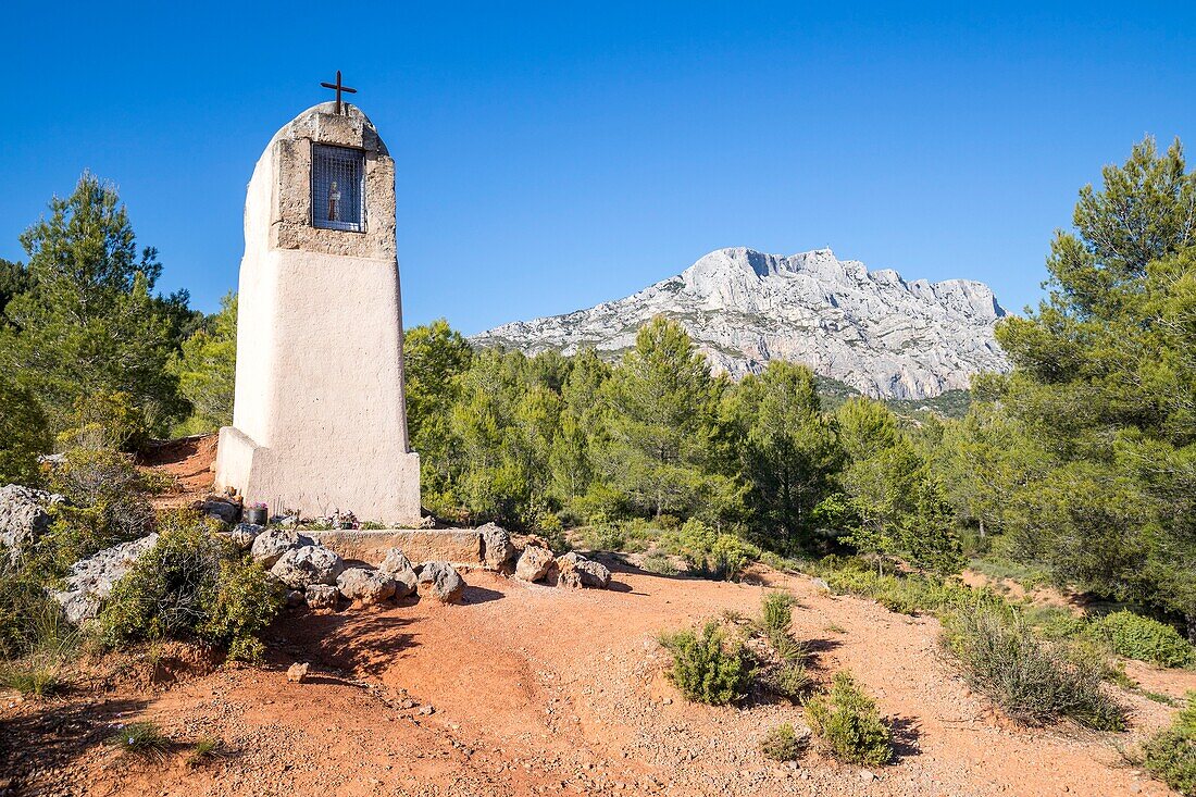 France, Bouches du Rhône, Pays d'Aix, Grand Site Sainte-Victoire, Beaurecueil, to Le Tholonet, oratory in front of the Montagne Sainte-Victoire, Cézanne road\n