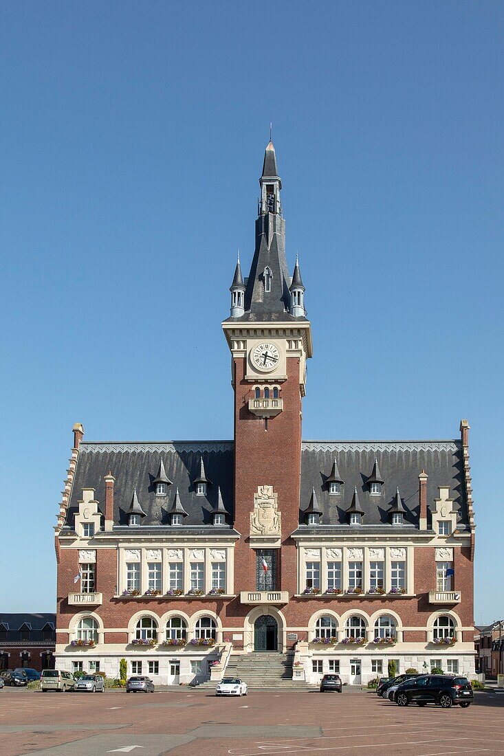 Frankreich, Somme, Albert, Rathaus im Art-déco-Stil, inspiriert vom flämischen Stil, gekrönt vom 64 Meter hohen Glockenturm