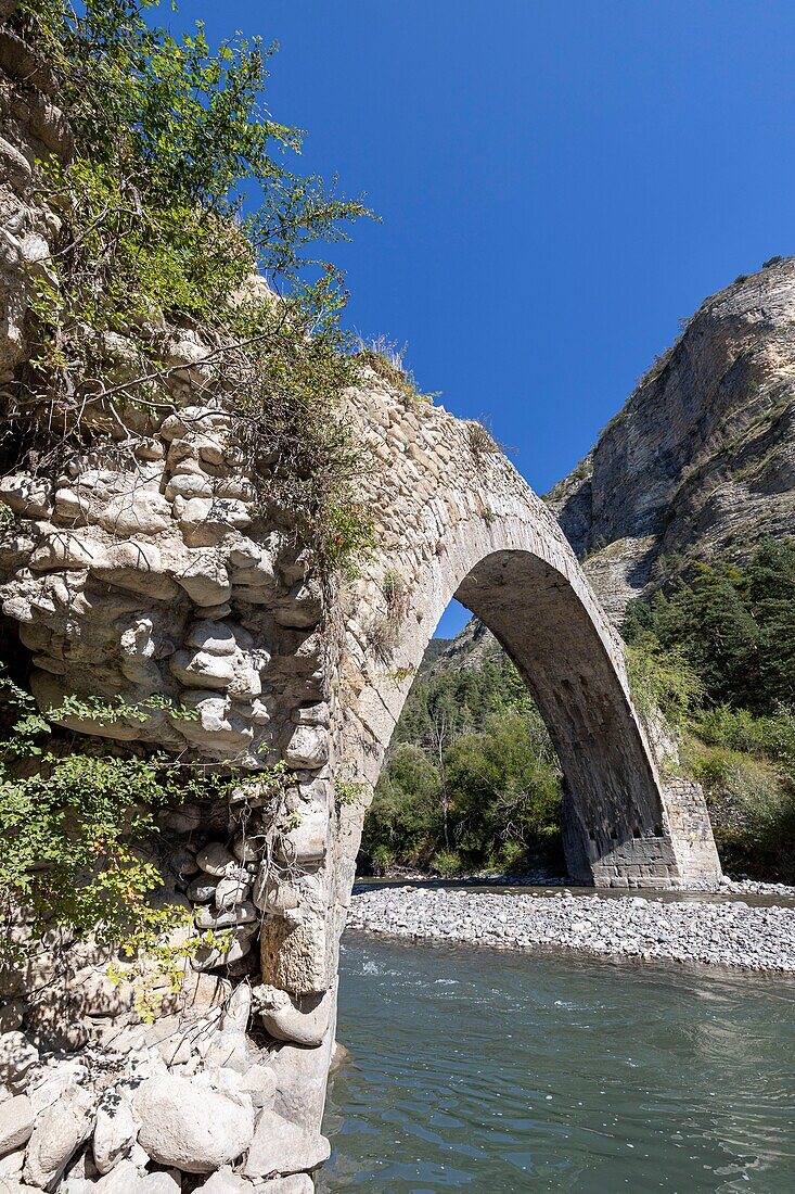 Frankreich, Alpes de Haute Provence, Thorame Haute, die Pont d'Ondres, die den Verdon überspannt, ist eines der emblematischen Denkmäler, die von dem von Stéphane Bern für ihre Restaurierung erdachten Lotto profitieren.