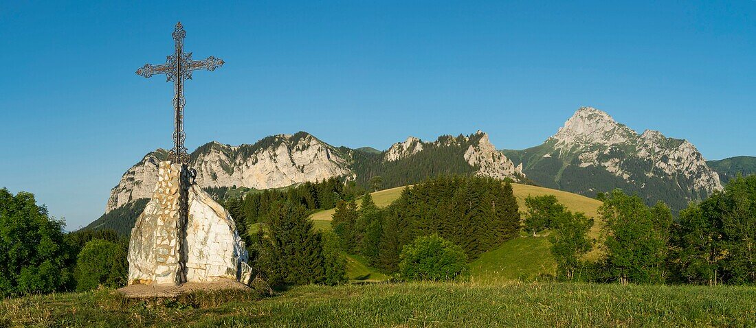 Frankreich, Haute Savoie, Chablais-Massiv, Bernex, Panorama auf die Felsen des Gipfels von Memizes, den Monte Cesar und den Zahn des Oche seit dem Kreuz des Monte Benand