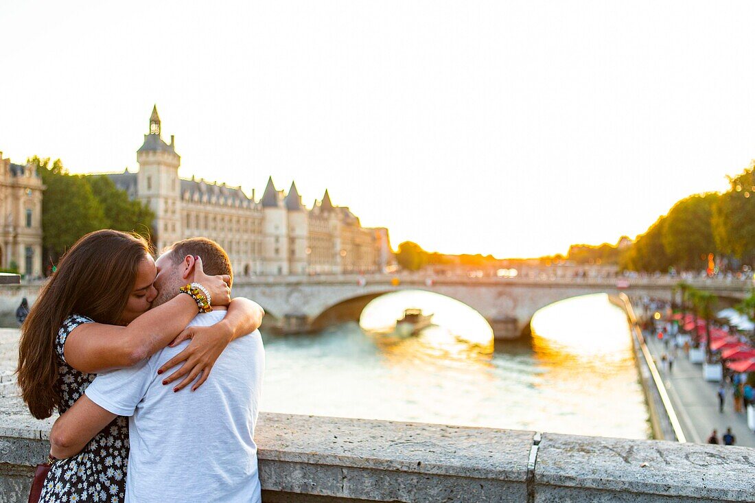 France, Paris, area listed as World Heritage by UNESCO, Lovers on the Notre-Dame Bridge\n