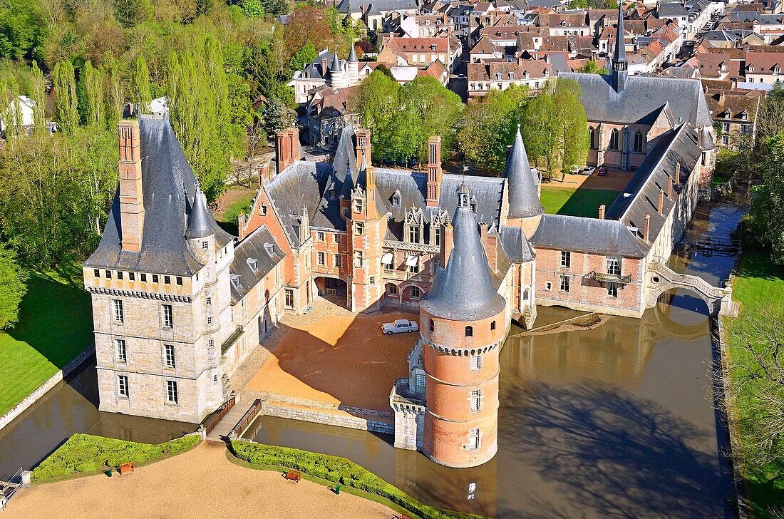 France, Eure et Loir, Chateau de Maintenon (aerial view)\n
