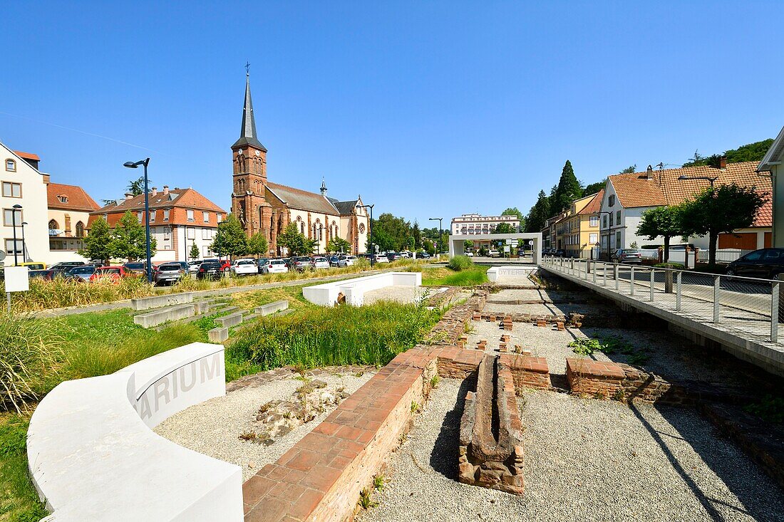 Frankreich, Bas Rhin, Niederbronn les Bains, archäologische Überreste aus der gallo-römischen Zeit und die Kirche St. Martin