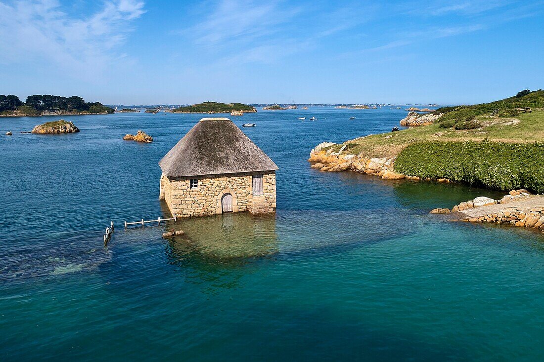 France, Cotes d'Armor, Ile de Brehat, Birlot tide mill (vue aérienne)\n