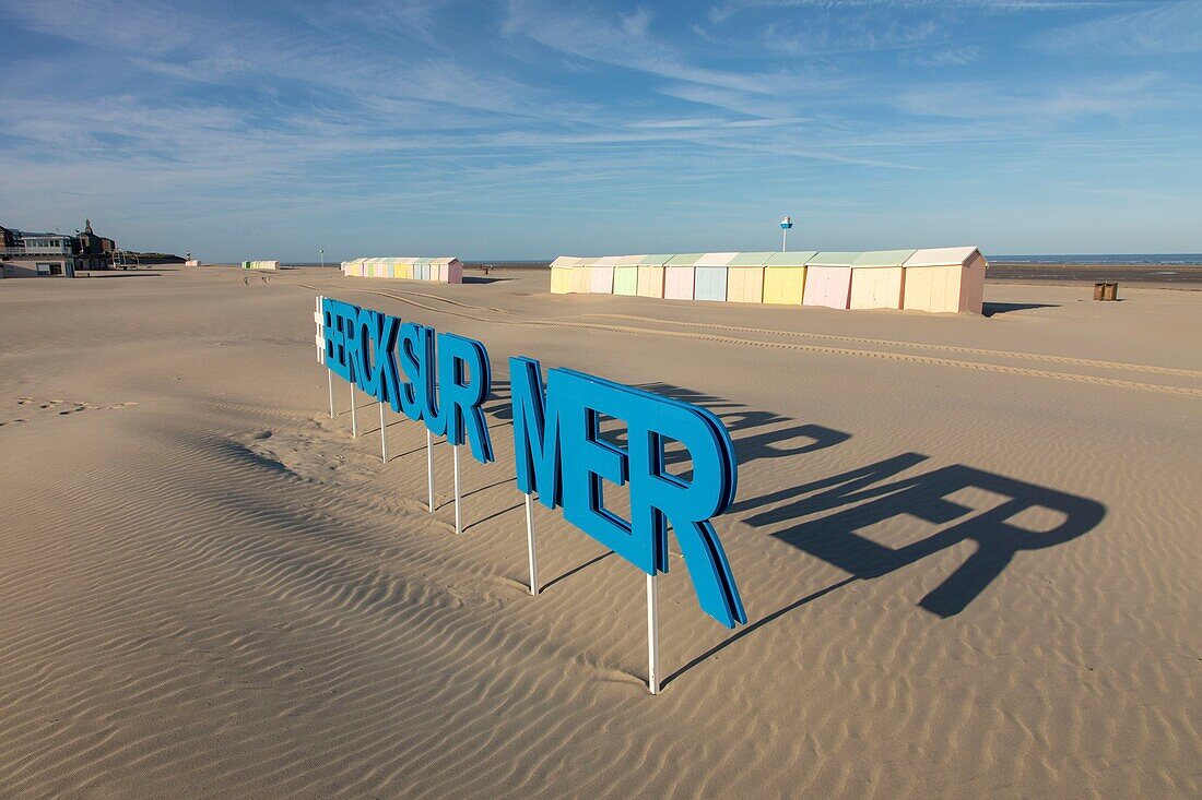 Frankreich, Pas de Calais, Berck sur Mer, Strandhütten und #berck sur mer am Strand installiert